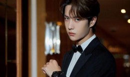 王一博爆料两段恋情视频